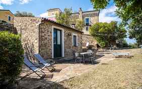 Der typisch italienische Baustil mit Backsteinen, hier die Ansicht auf das La Rimessa. 